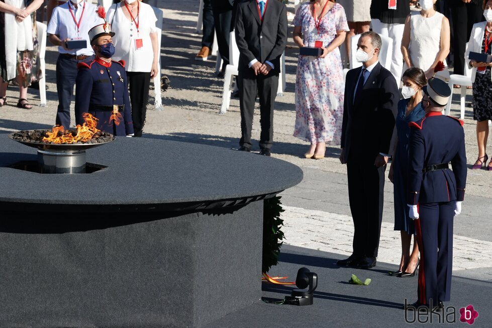 Los Reyes Felipe y Letizia rinden el segundo homenaje a las víctimas de la pandemia en la Plaza de la Armería del Palacio Real