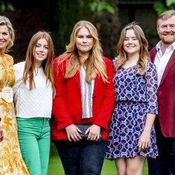 Los Reyes Guillermo Alejandro y Máxima de Holanda protagonizan su tradicional posado de verano 2021 con sus tres hijas