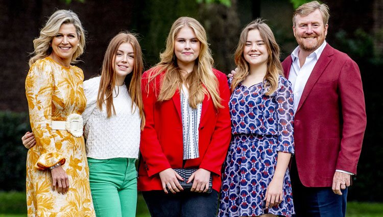 Los Reyes Guillermo Alejandro y Máxima de Holanda protagonizan su tradicional posado de verano 2021 con sus tres hijas