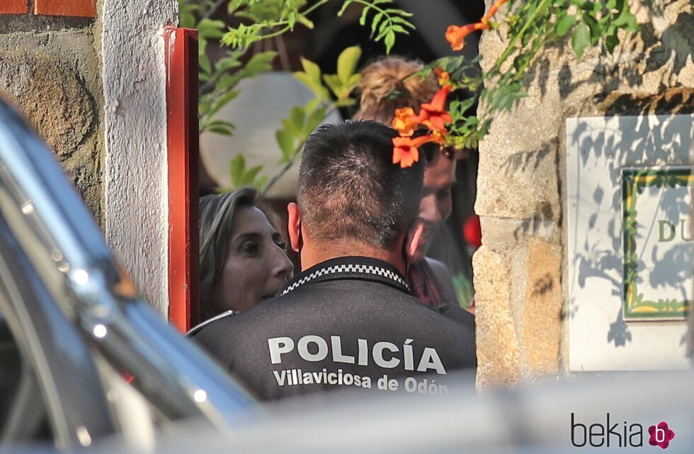 Paz Padilla hablando con la Policía en la puerta de su casa