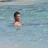 Christian de Hannover dándose un baño en el mar en Formentera