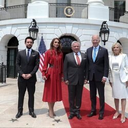 Joe y Jill Biden con los Reyes Abdalá y Rania de Jordania y el Príncipe Hussein de Jordania en la Casa Blanca
