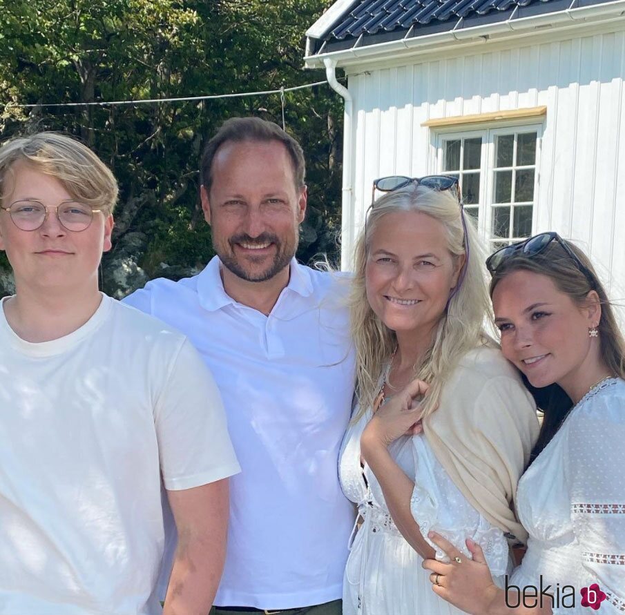 Haakon y Mette-Marit de Noruega con sus hijos Ingrid Alexandra y Sverre Magnus en un posado veraniego