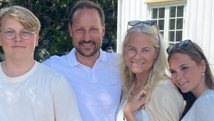 Haakon y Mette-Marit de Noruega con sus hijos Ingrid Alexandra y Sverre Magnus en un posado veraniego