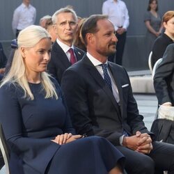 Haakon y Mette-Marit de Noruega en el homenaje por el décimo aniversario de los atentados de Oslo y Utøya