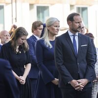 Haakon y Mette-Marit de Noruega junto a Erna Solberg en el homenaje por el décimo aniversario de los atentados de Oslo y Utøya