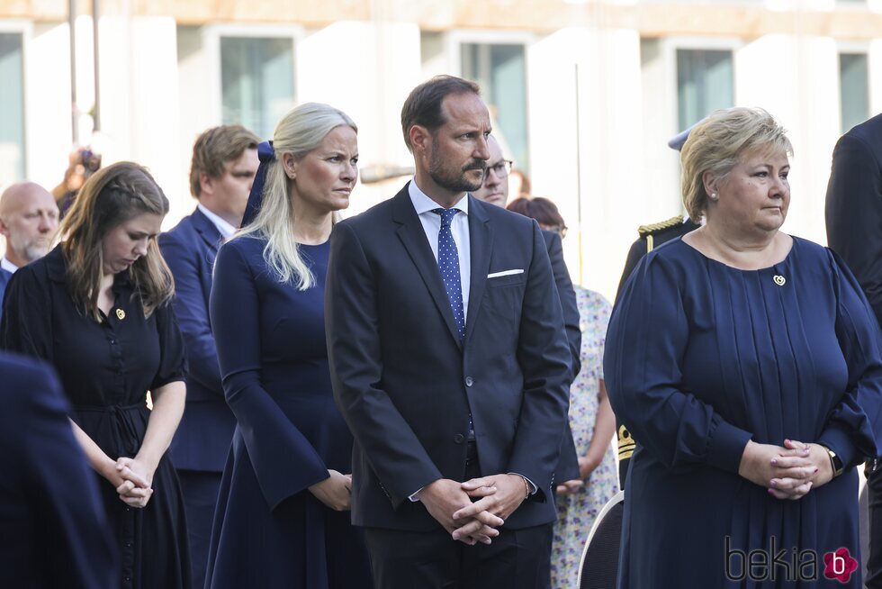 Haakon y Mette-Marit de Noruega junto a Erna Solberg en el homenaje por el décimo aniversario de los atentados de Oslo y Utøya