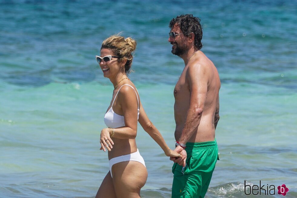 Juana Acosta y Charles Alazet en las playas de Ibiza