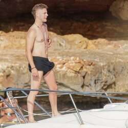 Patrick Criado con el torso desnudo en las playas de Ibiza