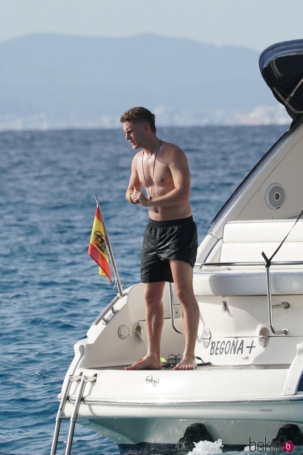Patrick Criado con el torso desnudo en un barco en las playas de Ibiza