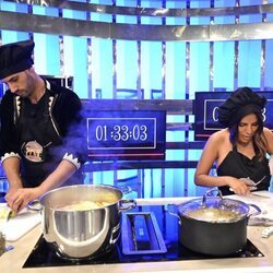 Isa Pantoja y Asraf Beno cocinando en 'La última cena'