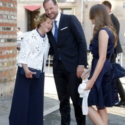Haakon de Noruega, muy cariñoso con Sonia de Noruega en presencia de Ingrid Alexandra de Noruega en el décimo aniversario de los atentados de Utøya