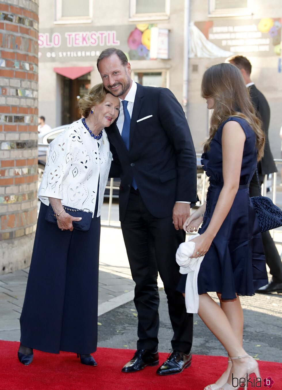 Haakon de Noruega, muy cariñoso con Sonia de Noruega en presencia de Ingrid Alexandra de Noruega en el décimo aniversario de los atentados de Utøya