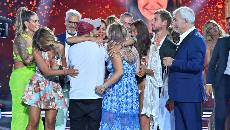 Olga Moreno se abraza a Rocío y David Flores tras ganar 'Supervivientes 2021'