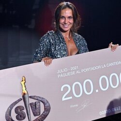 Olga Moreno con el cheque de ganadora de 'Supervivientes 2021'
