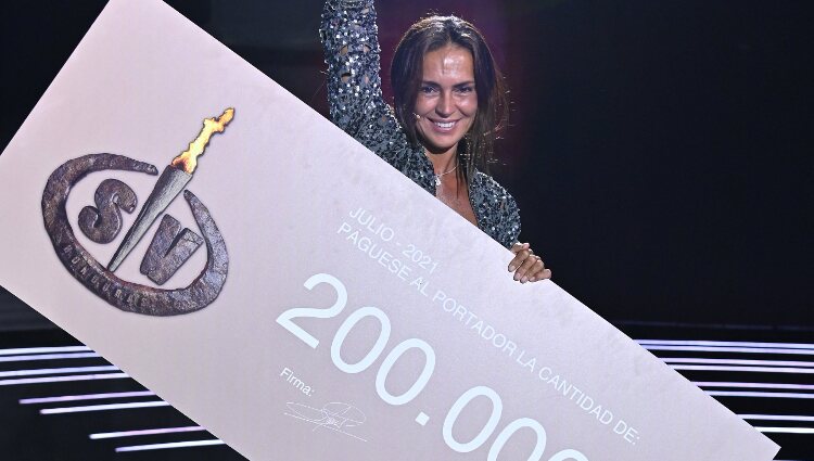 Olga Moreno, feliz con su cheque como ganadora de 'Supervivientes 2021'