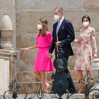 Los Reyes Felipe y Letizia, la Princesa Leonor y la Infanta Sofía saliendo de la Catedral de Santiago