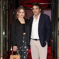 Camille Gottlieb y su novio en la gala anual contra el SIDA a la que asiste