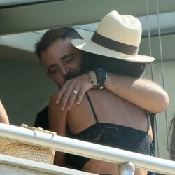David Flores y Olga Moreno se abrazan con cariño en el hotel