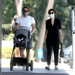 Ewan McGregor y Mary Elizabeth de paseo con su bebé