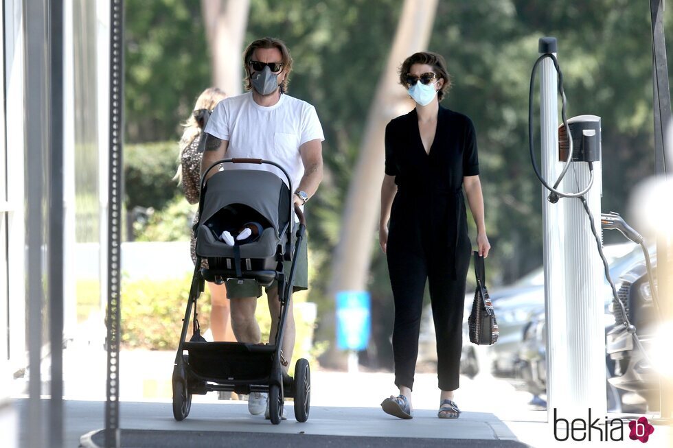Ewan McGregor y Mary Elizabeth de paseo con su bebé