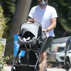Ewan McGregor paseando con su bebé recién nacido