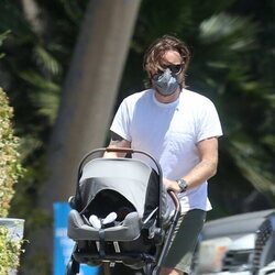 Ewan McGregor paseando con su bebé recién nacido