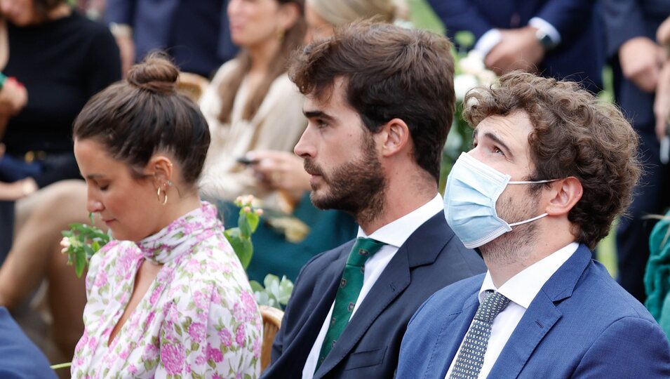 Marta Pombo junto a su nuevo novio en la boda de Lucía Bárcenas y Marco Juncadella