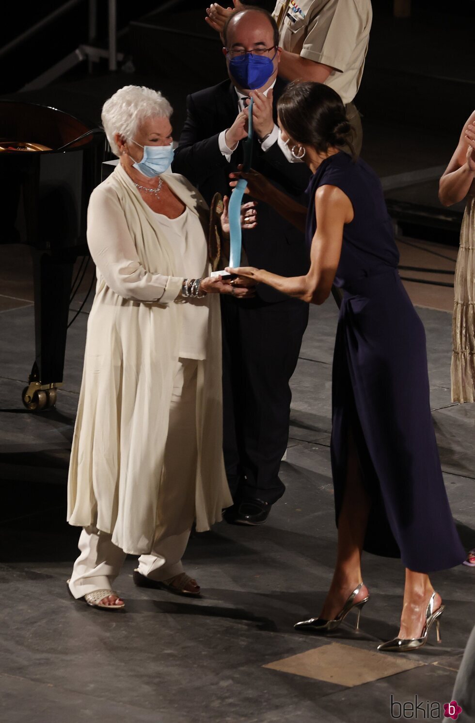 La Reina Letizia entrega un premio a Judi Dench en la clausura del Atlàntida Mallorca Film Fest 2021
