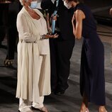 La Reina Letizia tras entregar un premio a Judi Dench en la clausura del Atlàntida Mallorca Film Fest 2021