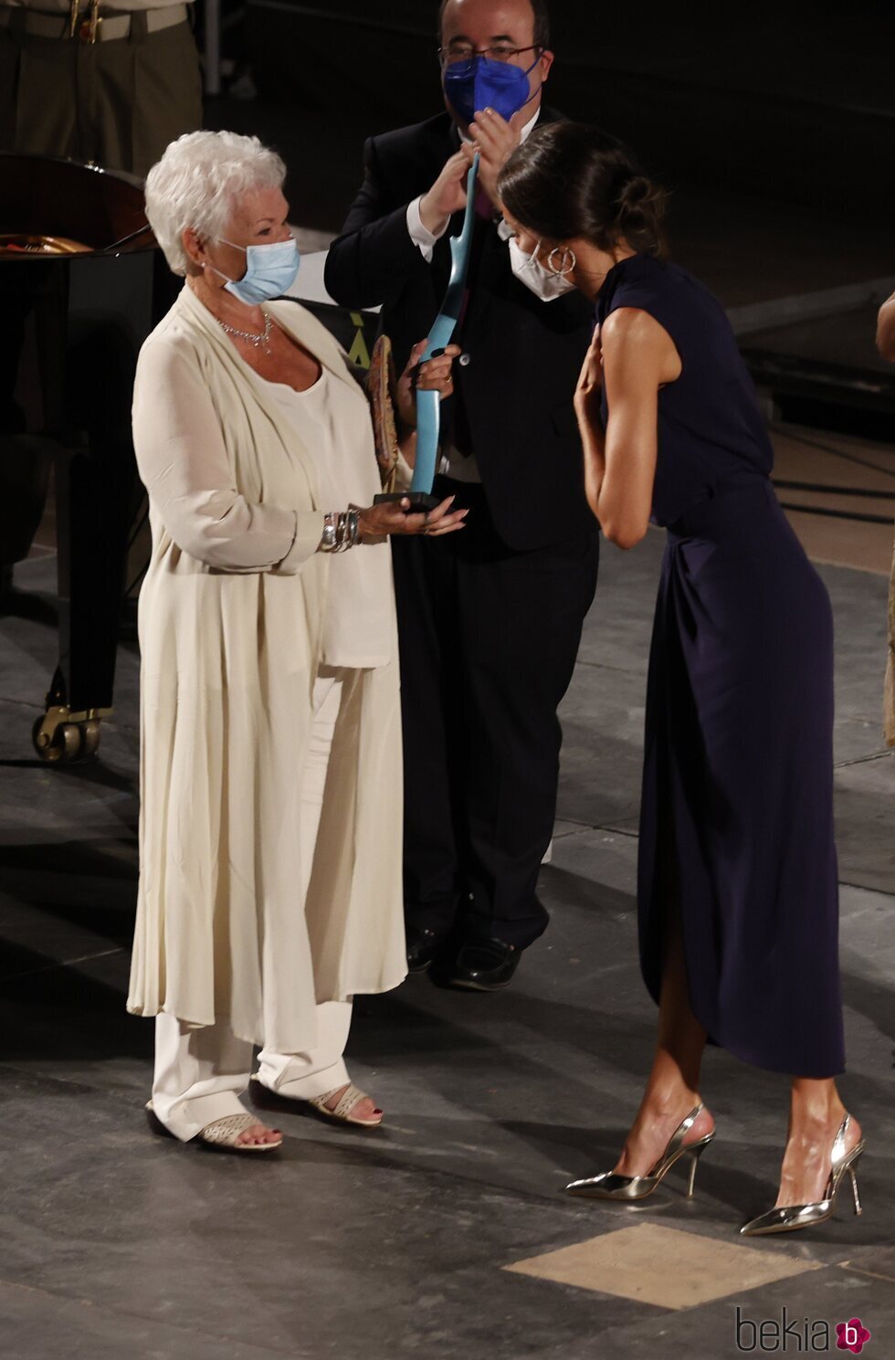 La Reina Letizia tras entregar un premio a Judi Dench en la clausura del Atlàntida Mallorca Film Fest 2021