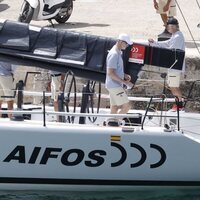 El Rey Felipe a bordo del Aifos antes de la Copa del Rey de Vela 2021
