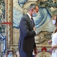 El Rey Felipe y Francina Armengol se saludan en la audiencia a las autoridades de Baleares