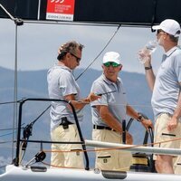 El Rey Felipe bebe agua en el primer día de regatas de la Copa del Rey de Vela 2021