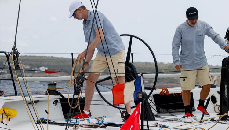 El Rey Felipe regateando en el primer día de regatas de la Copa del Rey de Vela 2021