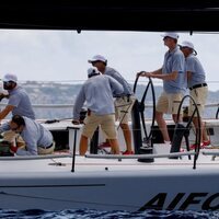 El Rey Felipe patroneando el Aifos en el primer día de regatas de la Copa del Rey de Vela 2021