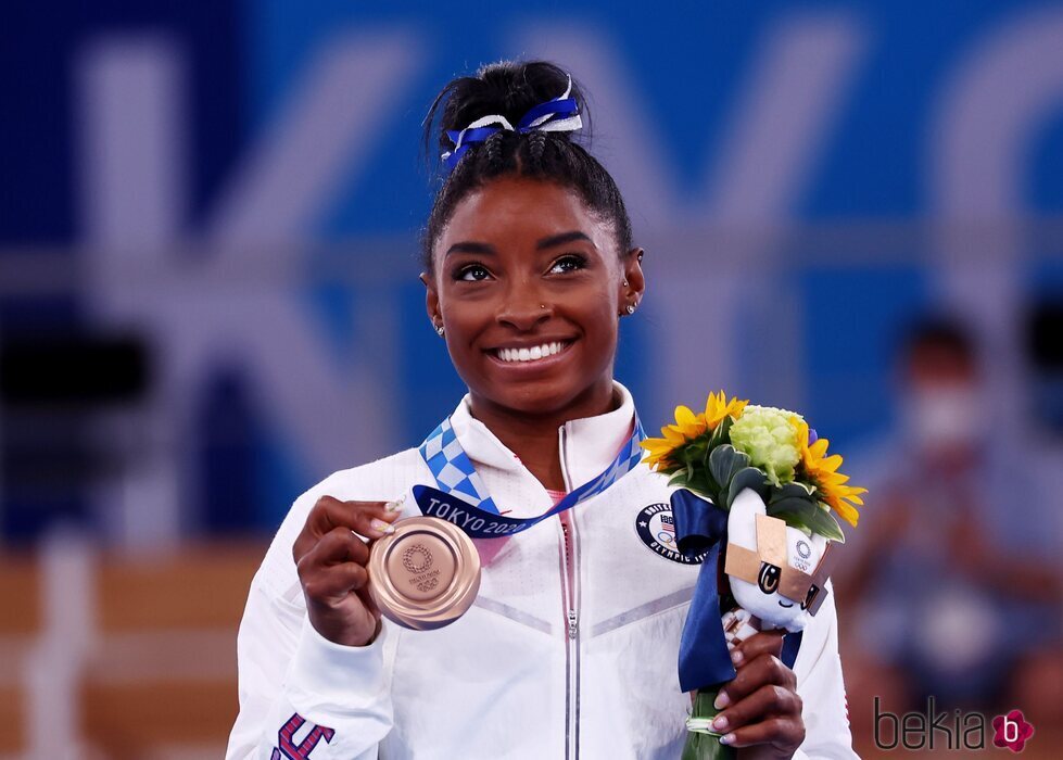 Simone Biles con su medalla de bronce en barra de equilibrio en Tokyo 2020
