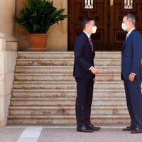 El Rey Felipe y Pedro Sánchez se saludan antes de dar comienzo a su despacho en Marivent