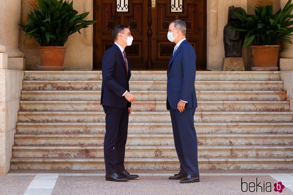 El Rey Felipe y Pedro Sánchez se saludan antes de dar comienzo a su despacho en Marivent