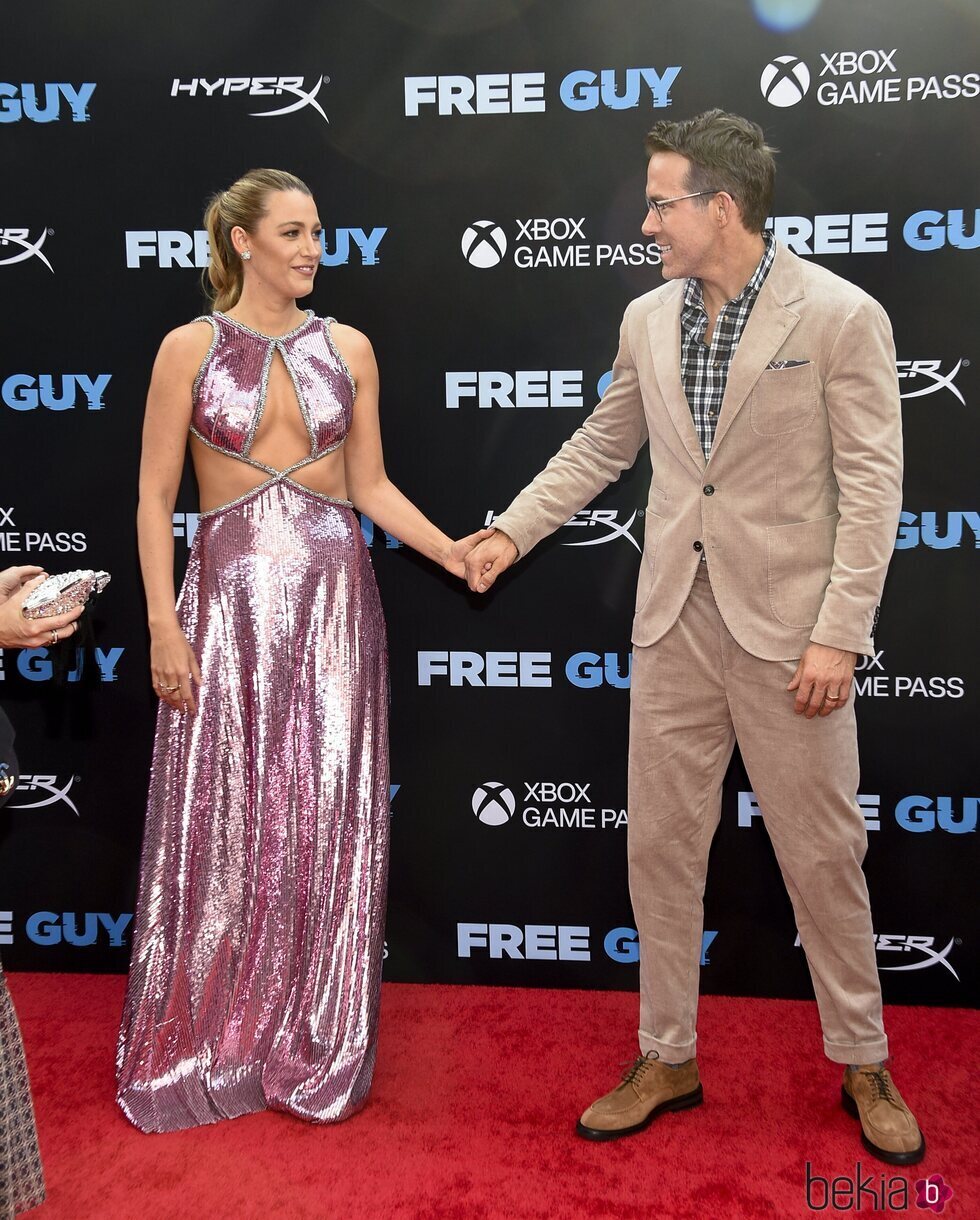 Blake Lively y Ryan Reynolds, entre gestos cómplices en la alfombra roja de 'Free Guy'