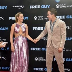 Blake Lively y Ryan Reynolds, entre gestos cómplices en la alfombra roja de 'Free Guy'