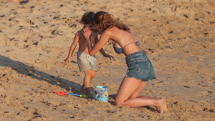 Eva González abrazando a su hijo en las playas de Cádiz