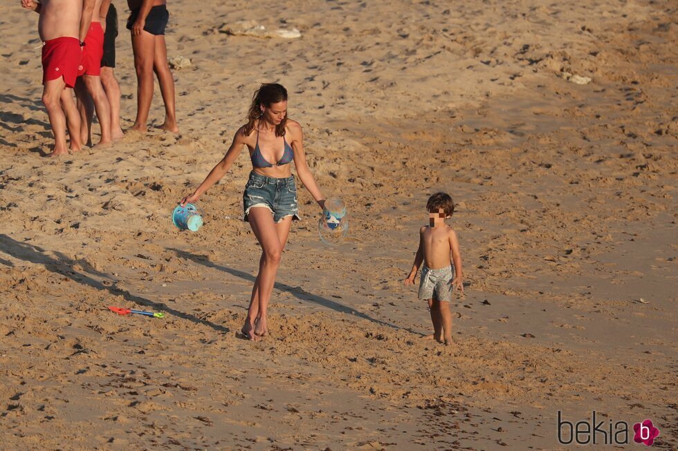 Eva González con su hijo en las playas de Cádiz