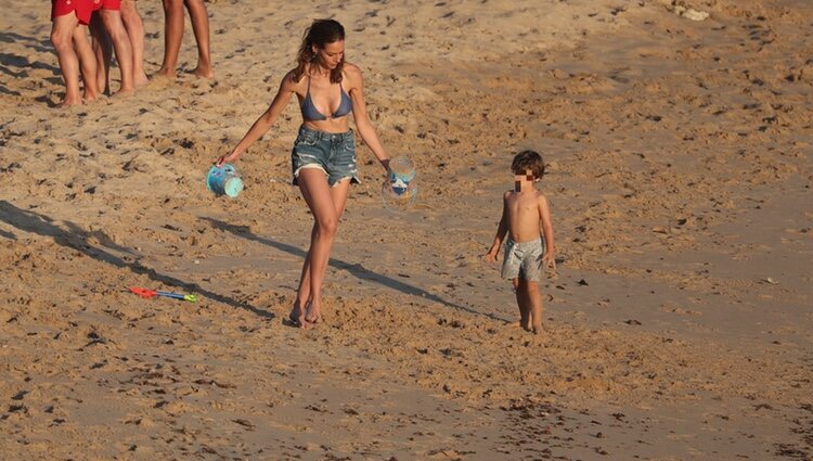 Eva González con su hijo en las playas de Cádiz