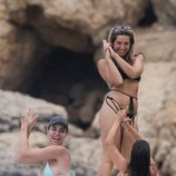 Lola Índigo, Jedet y Dulceida divirtiéndose en un barco en Ibiza