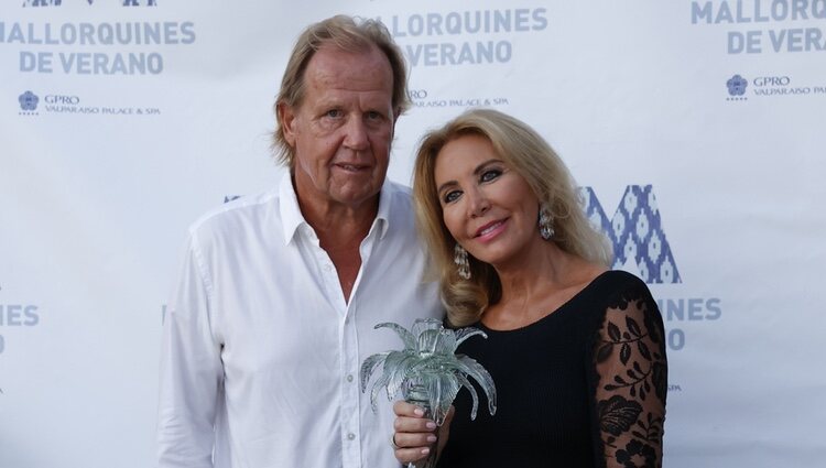 Norma Duval con Matthias Kühn tras recibir el premio Mallorquina del Verano 2021