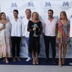 Norma Duval con toda su familia tras recibir el premio Mallorquina del Verano 2021
