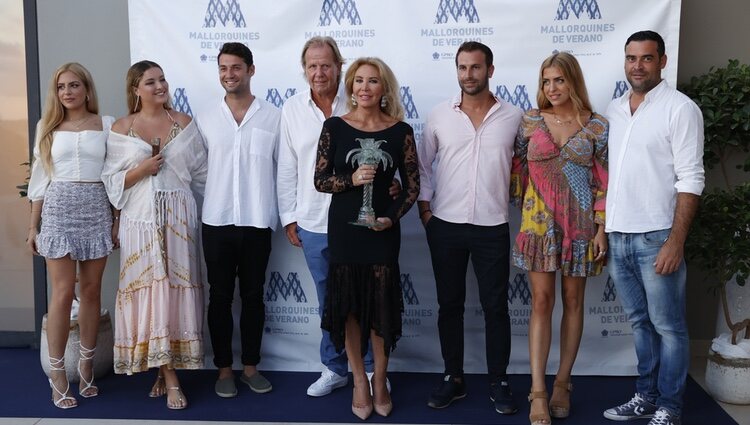 Norma Duval con toda su familia tras recibir el premio Mallorquina del Verano 2021