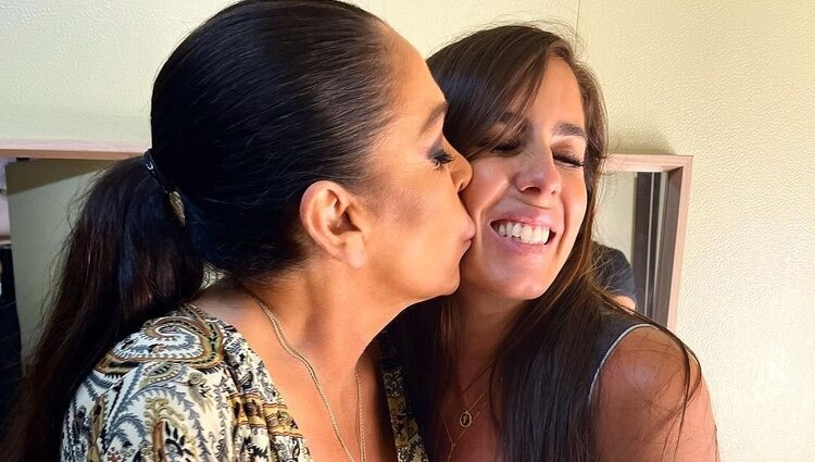 Isabel Pantoja besa en la mejilla a Anabel Pantoja en el backstage