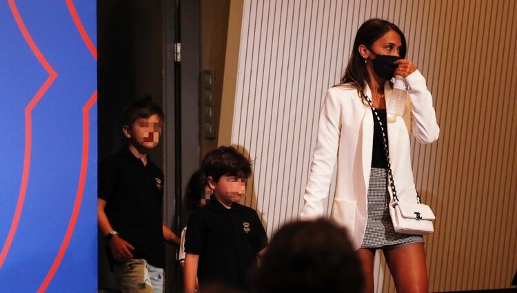 Antonella Roccuzzo y sus hijos en la despedida de Leo Messi del Barça